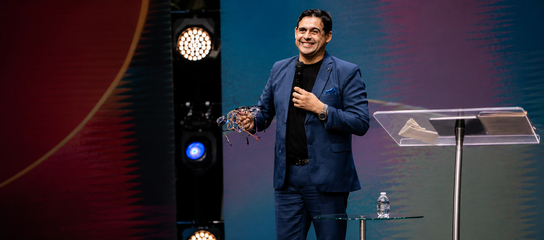 Apóstolo Jairo Cantero sorrindo no palco durante uma ministração